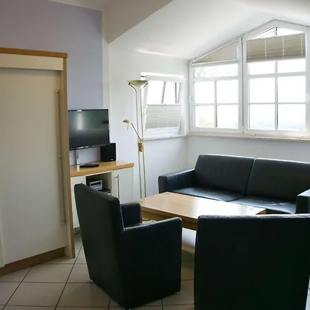 Mit Meerblick: Seaside View With Ahoi Pool Access Apartment Goehren (Ruegen)